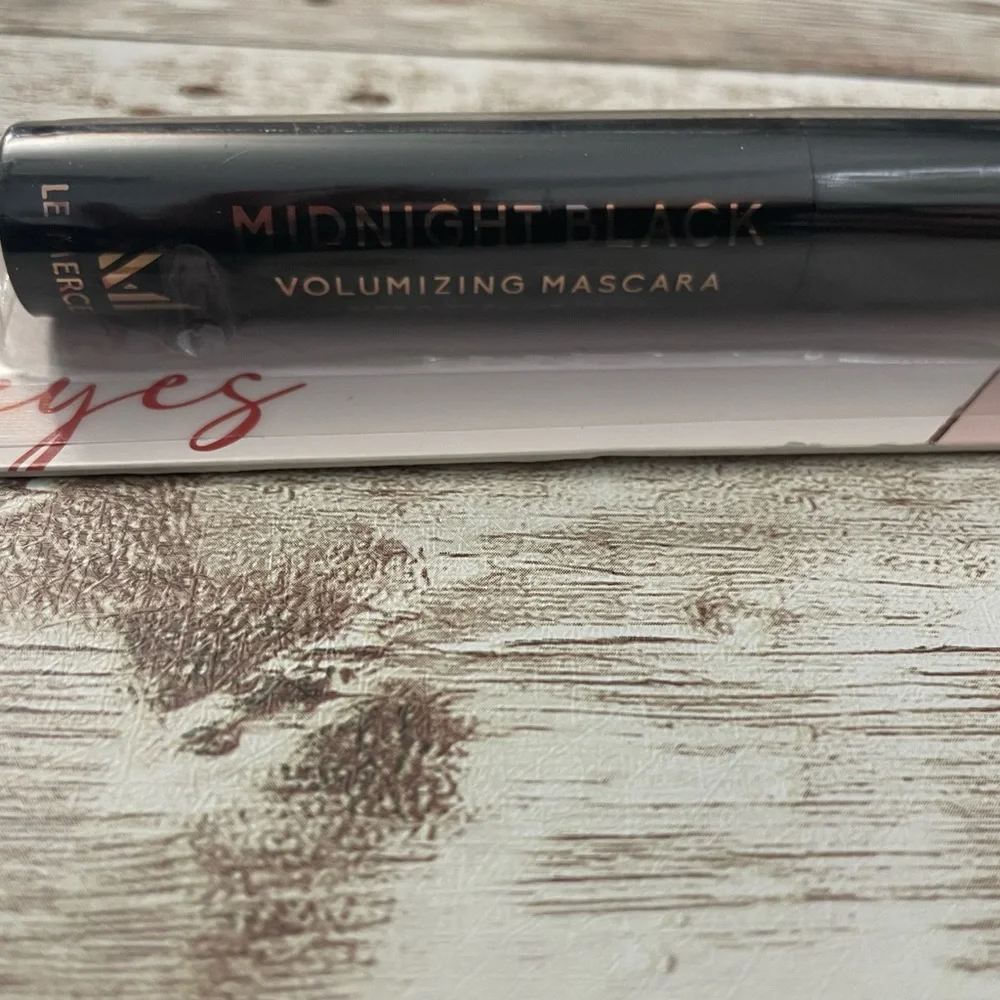 🆕 🎉 FREE WITH ANY PURCHASE Le Mercerie Volumizing Mascara Eye Lash Make Up .14oz